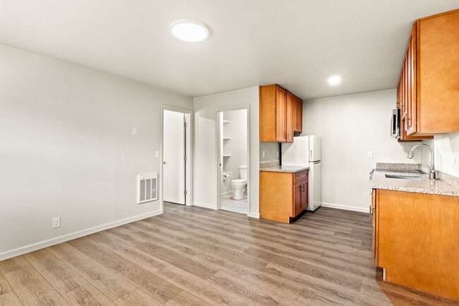 Building Photo - Beautiful Spacious 3 Bedroom Home w/ Brand...
