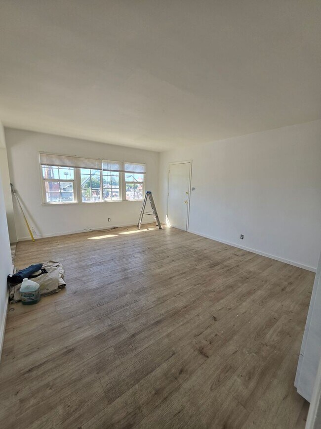 Building Photo - 22 S Dos Caminos Ave