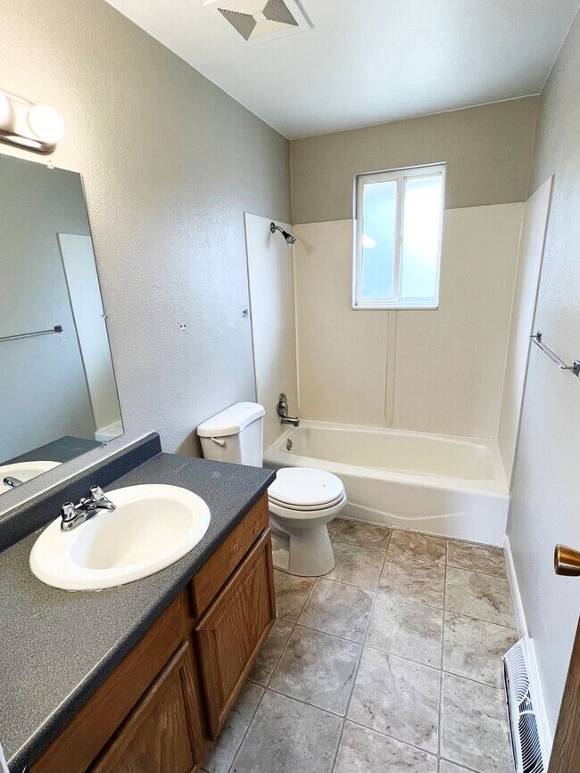 Building Photo - ** Move in Special** Spacious 3 bedroom, 1 bath Lakewood duplex with fenced in backyard available!