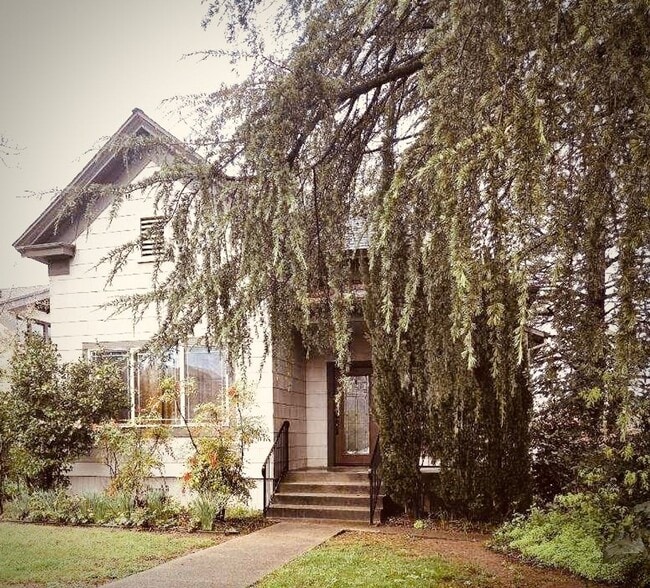 Building Photo - Beautiful and Bright Vintage Home – Fully Furnished