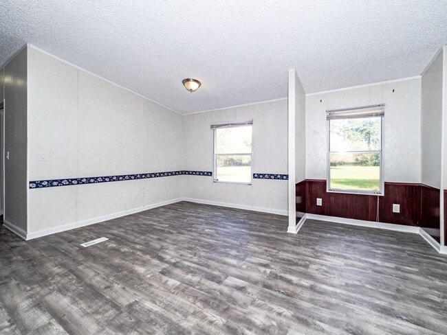 Building Photo - Explore our recently upgraded 3 bedroom 2 bath home