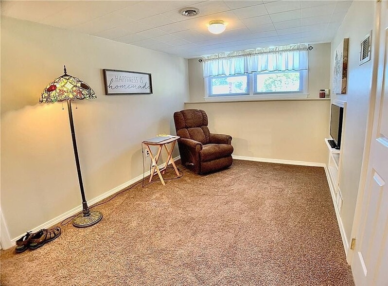 Building Photo - 60 Willow St