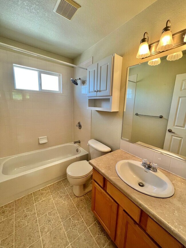 Building Photo - 3 bed 3.5 Bath with Bonus Studio Suite Above Detached Garage!