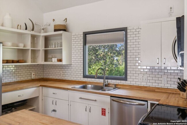Building Photo - HISTORIC CHARM IN KING WILLIAM