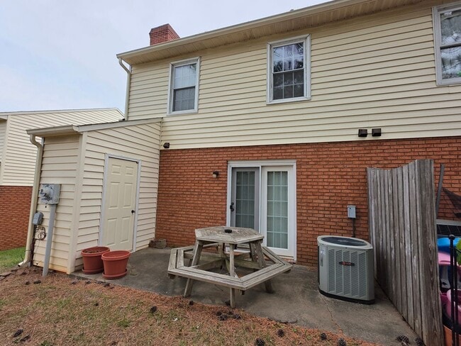 Building Photo - 3br 2.5ba End Unit Townhouse in Timber Ridge Subdivision