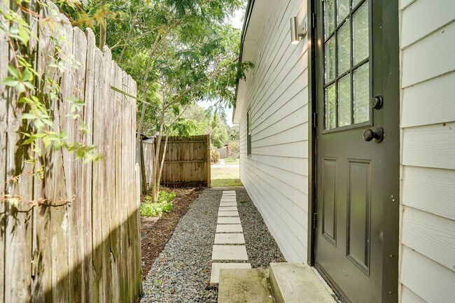 Building Photo - 3/2 Completely Renovated Modern Home in Pr...