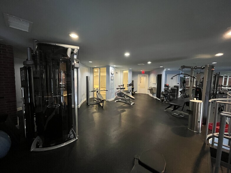 Building Photo - 27 Booth St