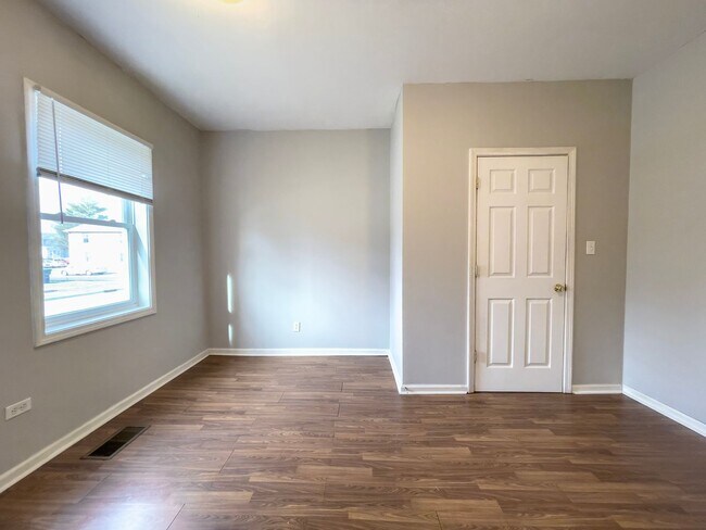 Building Photo - 118 N Martin St