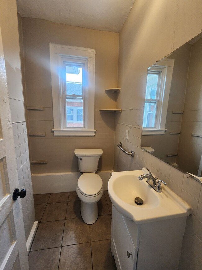 Building Photo - Spacious 7 Bedroom in West Baltimore