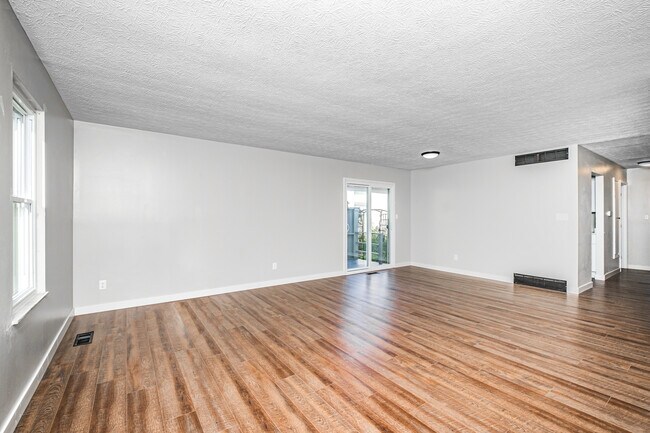 Building Photo - 886 Linworth Road East