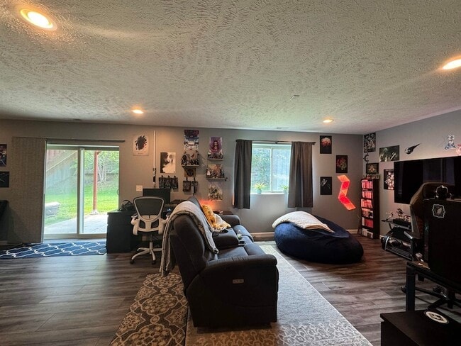 Building Photo - 2109 Oriole Dr