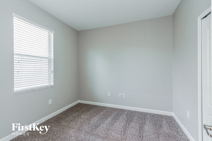 Building Photo - 20241 Merry Oak Ave