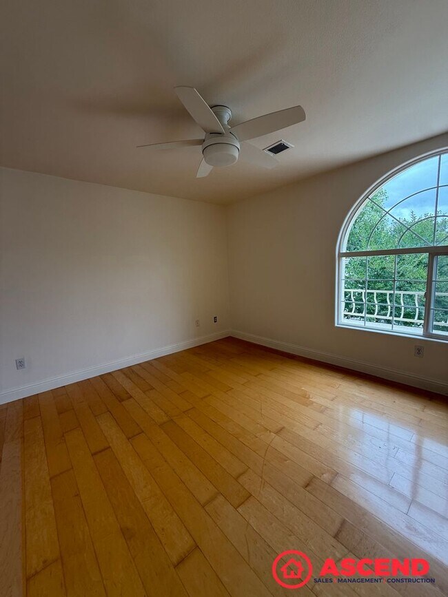 Building Photo - Spacious 4 Bed / 3 Bath Home in Haggin Oaks!