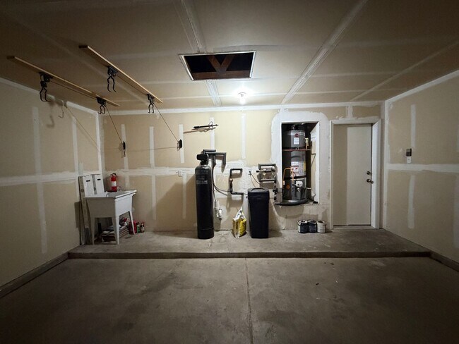 Building Photo - 3 Bedroom Single Story Home Available Near McMahon Blvd NW & Kayenta St NW!