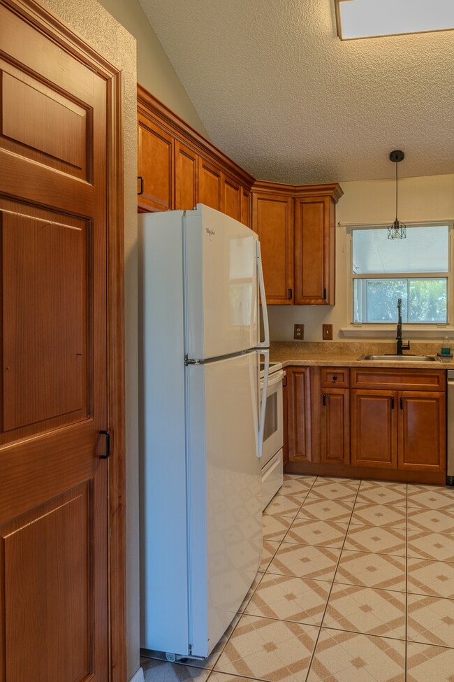 Building Photo - 1011 Shayler Ave