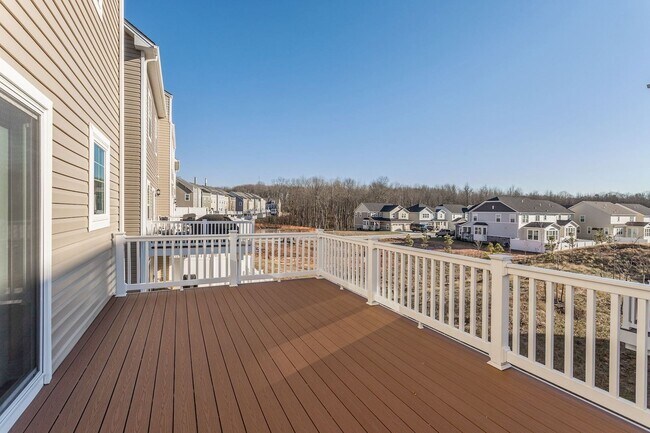 Building Photo - Massive 4 BR/2 Full BA & 2 Half BA EOG Tow...