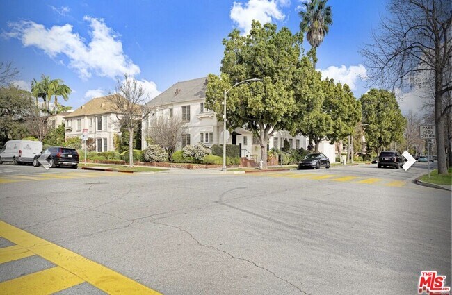 Building Photo - 168 S Elm Dr