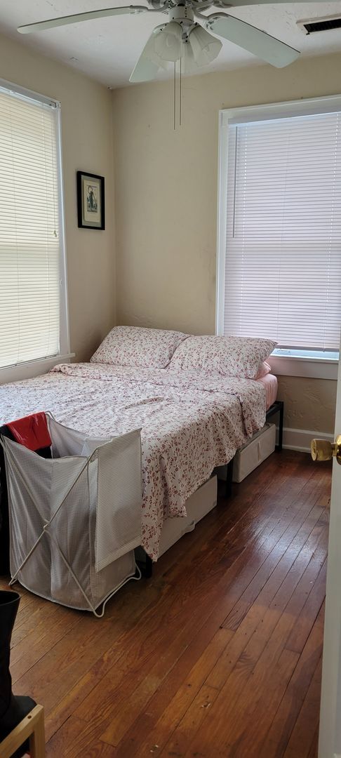 Building Photo - Charming 3 Bed / 2 Bath Home Just Minutes ...
