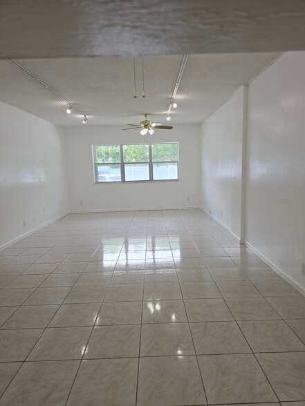 Building Photo - 100 Edgewater Dr