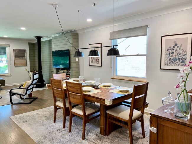 Building Photo - 940 N Oak Park Ave