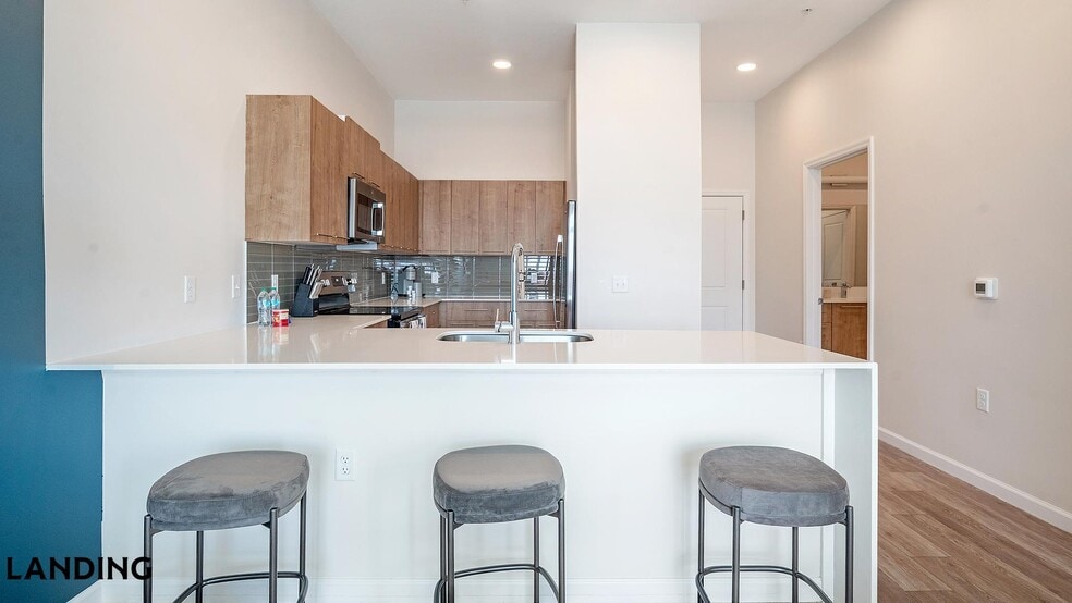 Building Photo - 5256 International Dr