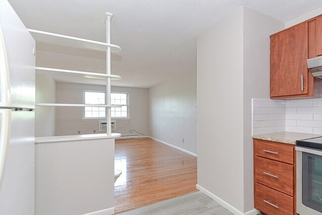 Building Photo - 4 Colonial Village Dr