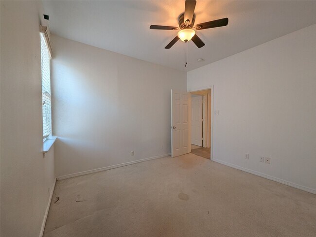 Building Photo - 913 Sweet Pine Dr