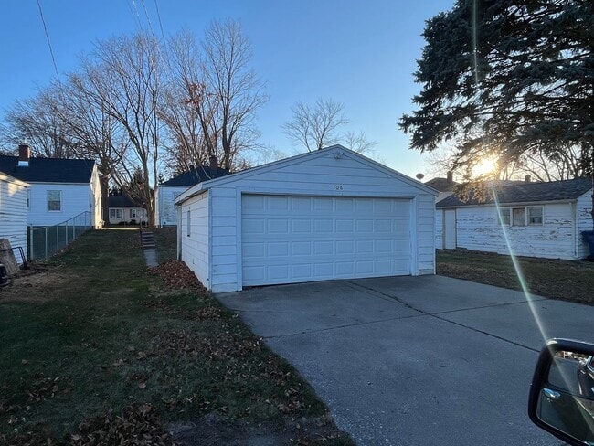 Building Photo - Cozy 2 Bed 1 Bath HOUSE w Garage