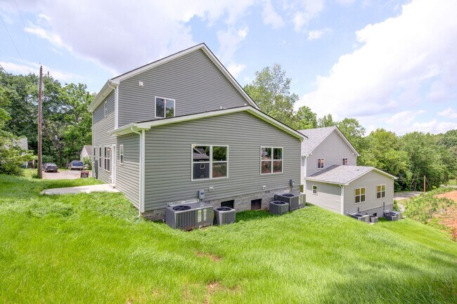 Building Photo - 925 Woody Hills Dr