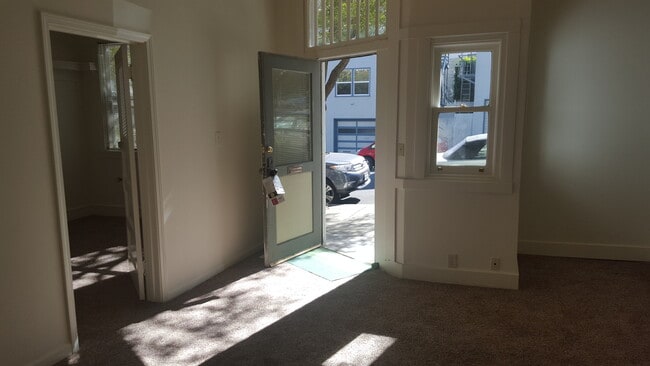 Building Photo - Victorian one bedroom apartment in Noe Val...