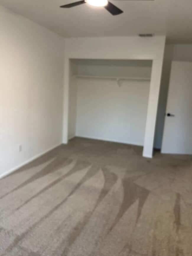 Building Photo - Beautiful upstairs condo with garage!