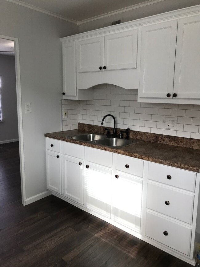 Building Photo - Bright and Cozy 2 Bedroom