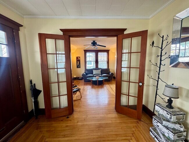 Building Photo - 52 Hussey St