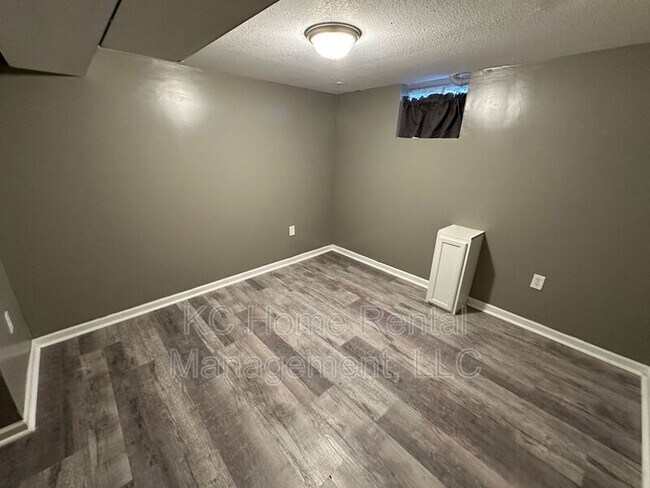Building Photo - 800 S Willow Dr