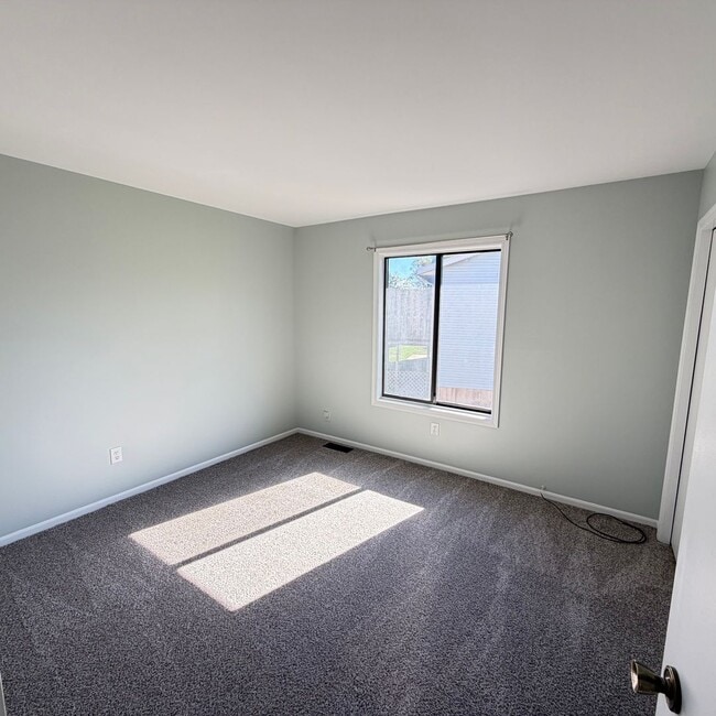 Building Photo - Spacious two Bedroom Quad-Level Home for R...