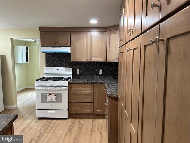Building Photo - 19 E Millbrooke Ave