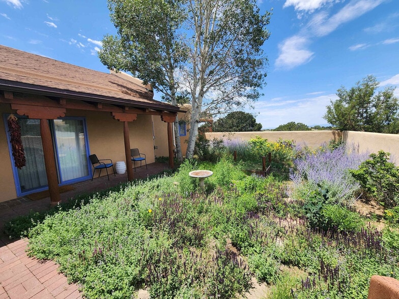 Building Photo - 6 Fonda Way