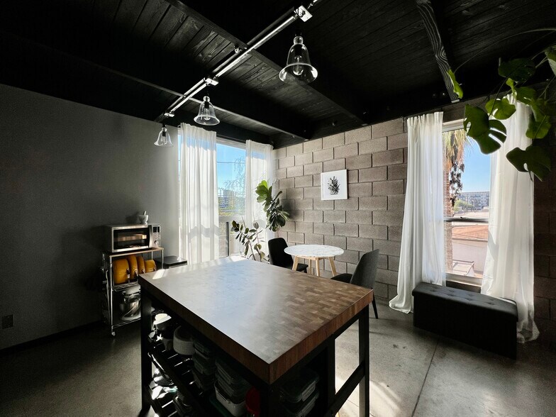 Kitchen - 525 E Willetta St