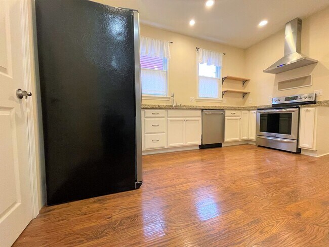 Building Photo - 381 Alden Ave