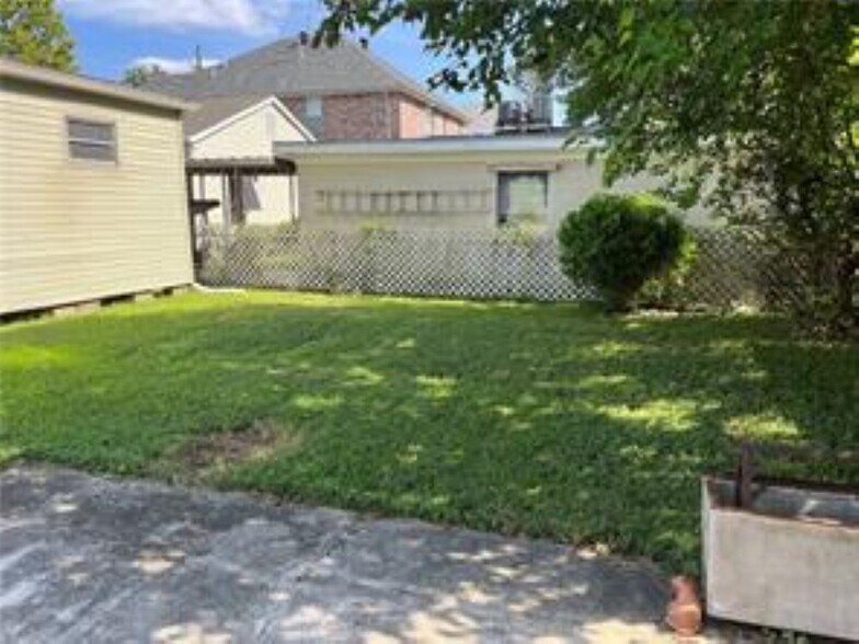 Yard - 620 Metairie Lawn Dr