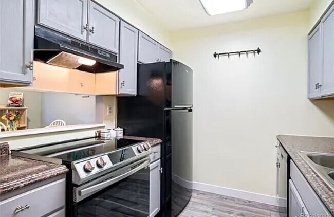 Building Photo - Beautiful 1 Bedroom Condo near City Center in Aurora