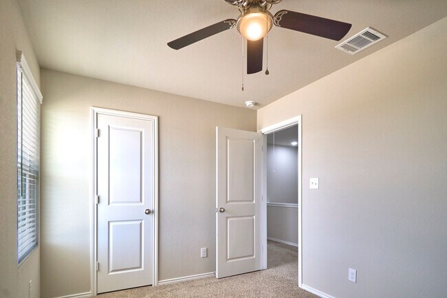 Building Photo - Hunters Ranch Beauty! 3 Bedroom 2 1/2 Bath Townhome