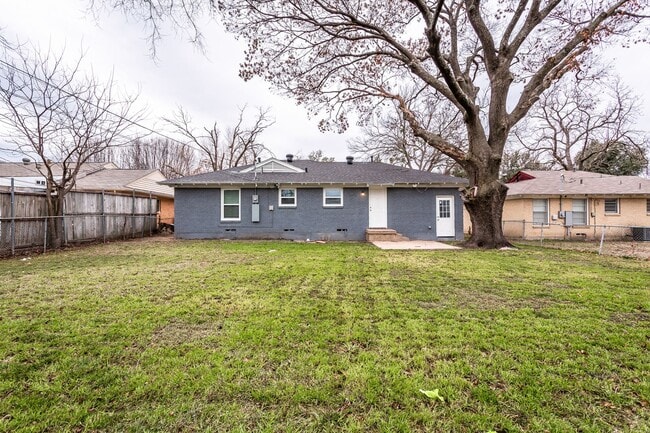 Building Photo - Updated 3 Bedroom, 1 Bath Home in Casa View