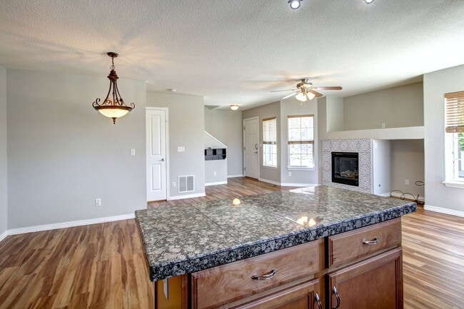 Building Photo - Rare Sapphire Pointe 2 bed townhome for le...