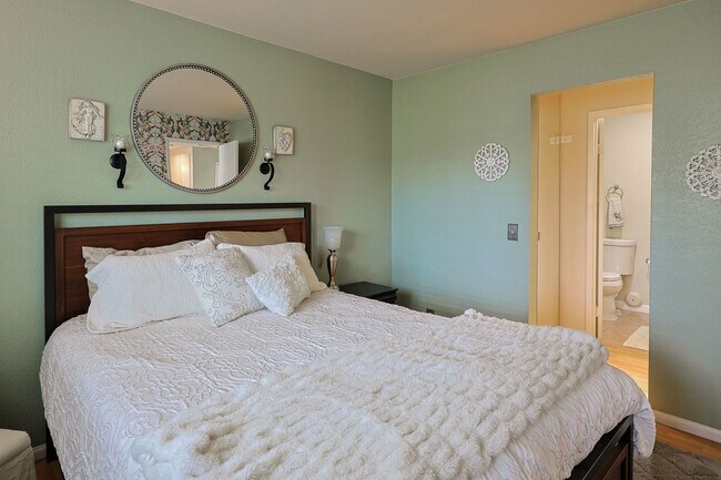 Building Photo - Beautiful 2 Bed, 2 Bath Condo in 62+ Community – Furnished or Unfurnished