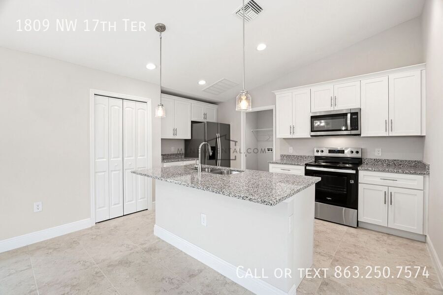 Building Photo - 1809 NW 17th Terrace