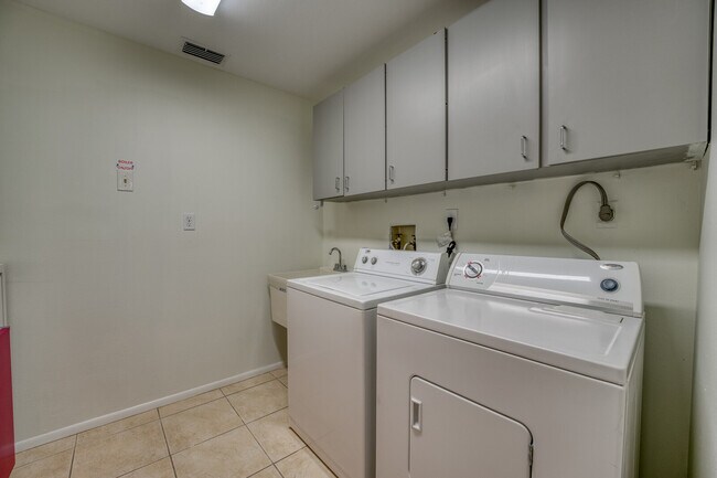 Building Photo - 6222 Rodgers Ave
