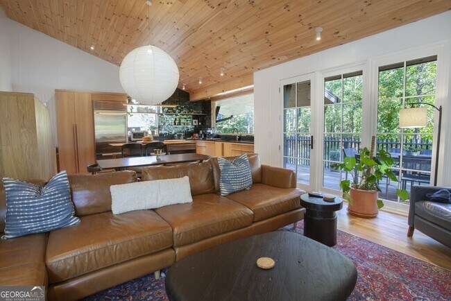 Building Photo - 8885 Bay Dr