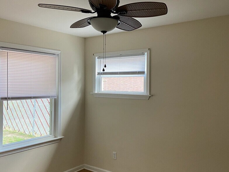 Building Photo - 340 Redheart Dr