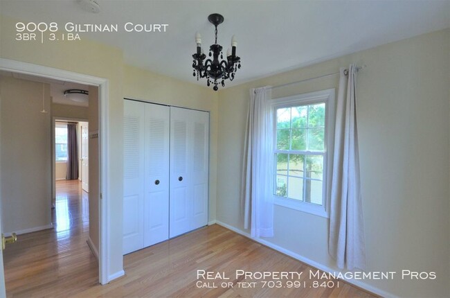 Building Photo - Charming End Unit by Huntsman Lake!